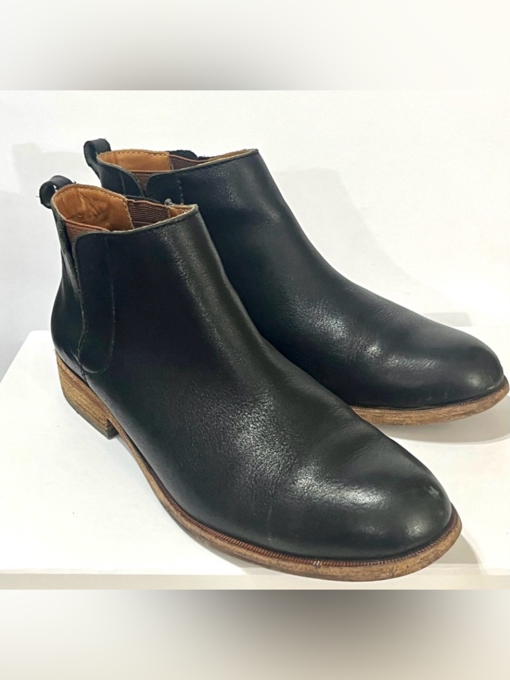 Velma Kork Ease Black Leather Pull On Stretch Panel Ankle Boots size 8.5